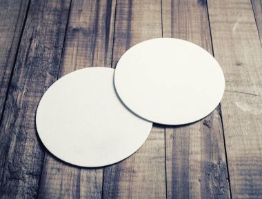 İki bira bardak altlığı