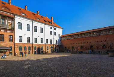 Sigarasız, iç avlu Mir kale