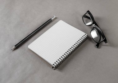 Not Defteri, gözlük ve kalem