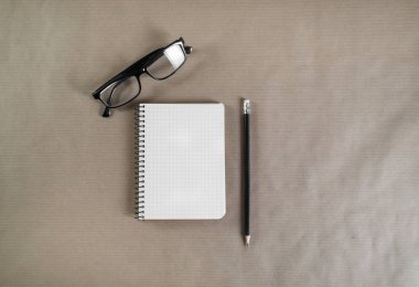 Defter, gözlük ve kalem