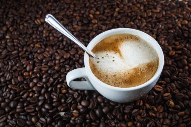 Kahve fincanı ve kahve çekirdeği.