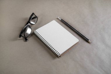 defter, kalem ve gözlük