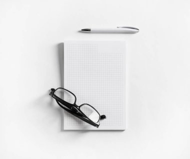 defter, gözlük ve kalem