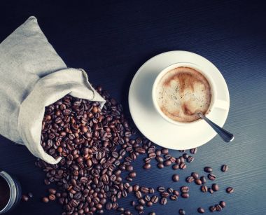 Kahve fincanı ve fasulye