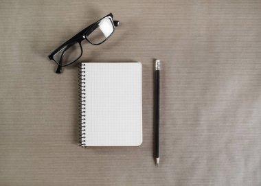 Not Defteri, gözlük, kalem