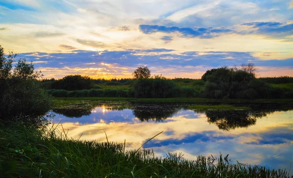 Sunset over the lake — Stock Photo, Image