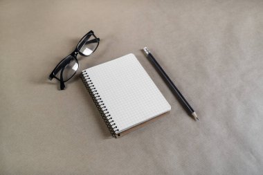 defter, kalem ve gözlük
