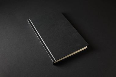 kara kitap kapağı