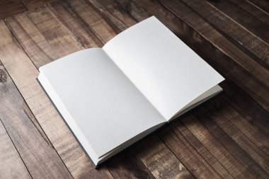 Tahta masadaki kitap.