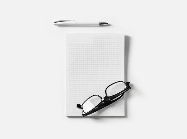 Копировальная книга, очки, ручка — стоковое фото