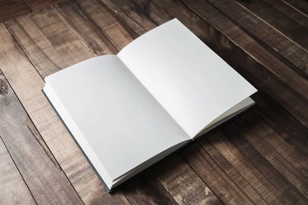 Livro sobre mesa de madeira — Fotografia de Stock