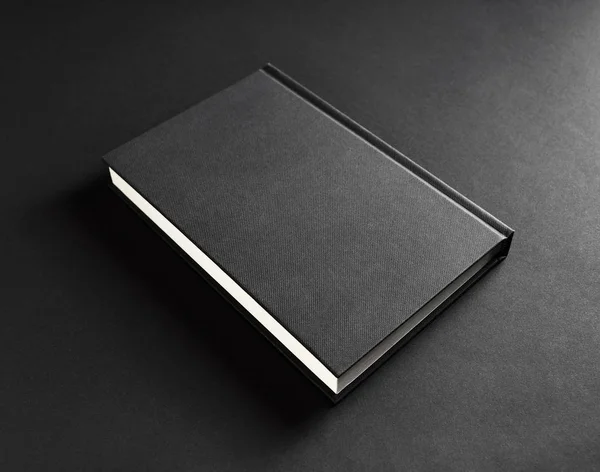 Libro sobre Negro —  Fotos de Stock