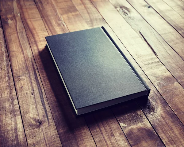 Buch auf Holztisch — Stockfoto