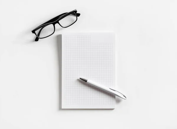 Copybook, óculos, caneta — Fotografia de Stock