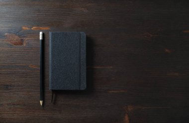 Siyah not defteri, kalem.