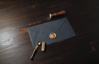 Siyah zarf, pul, kaşık