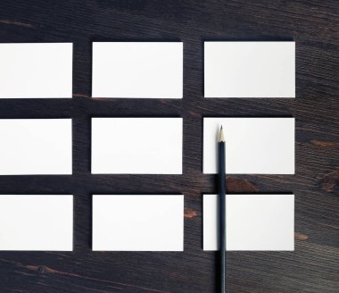 Beyaz kartvizitler, kalem.