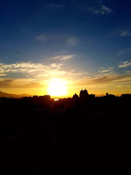 Panorama da paisagem urbana da silhueta ao pôr do sol — Fotografia de Stock