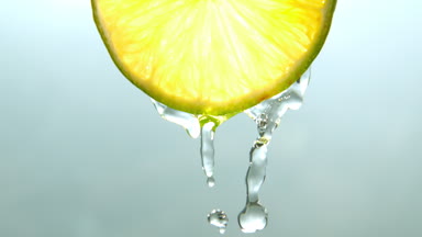 Su sıçramalarına limonlu