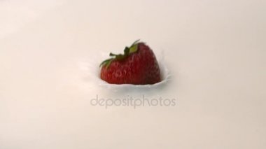 Beyaz krem düşen çilek