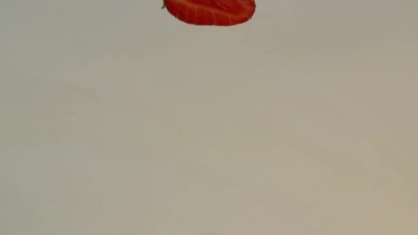 Crème blanche avec chute de fraise 