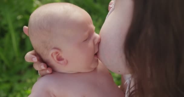 Кормление грудью новорожденного ребенка — стоковое видео