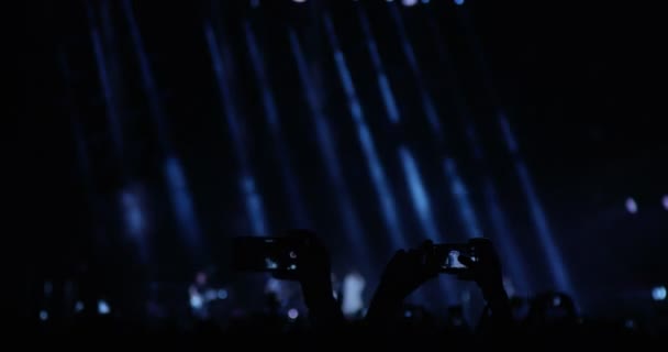 Люди з мобільними телефонами на концерті — стокове відео
