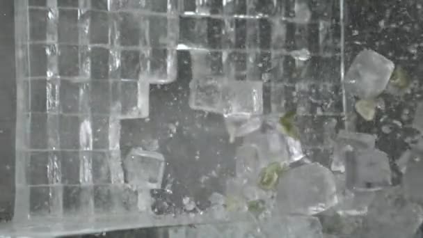 Limón Rompe Hielo Con Explosión Fondo Negro Cámara Lenta — Vídeo de stock