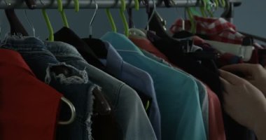 Kadın Elleri Giysilerin Üzerinde Koşar Bir Askıda Elbise Rafında Ayakta Kükreyerek Ne Giyeceğini Seçer