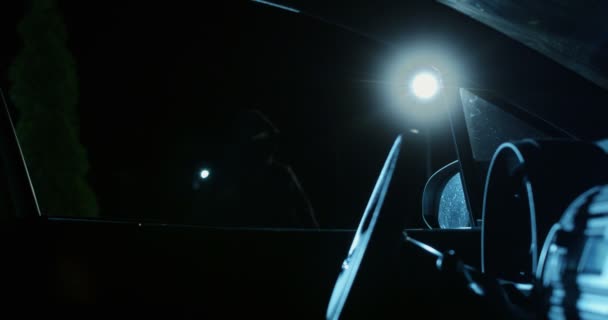 Araba Hırsızı Kar Maskesi Feneri Güvenlik Kamerasıyla Gece Vakti Içeriye — Stok video