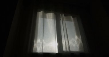 Kapalı Pencere Perdesi 'ne doğru ilerlerken, Siluet' te Güneş parlarken, Özgürlük Umudu Yalnızlığı Kavramı Kızıl destanda çekiliyor.