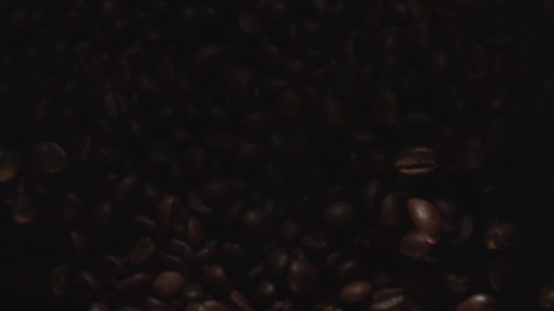 Kaffebønner Flyver Luften Langsom Bevægelse 1500 Fps Sort Baggrund – Stock-video