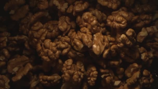 Noix de noix jetées dans l'air en vol à grande vitesse sur fond noir à 1500 ips 