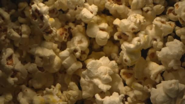 Popcorn Wrzucony Powietrze Czarnym Tle Nad Głową Strzał 1500 Fps — Wideo stockowe