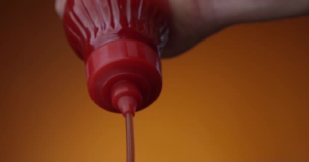Ketchup正从一个红色的瓶子里倒出一个特写在一个兵马俑的背景上 — 图库视频影像