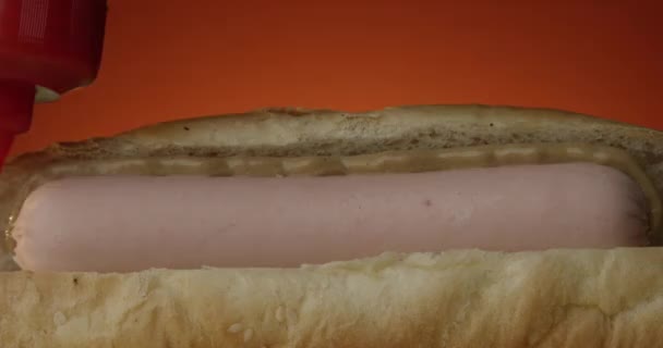 Hot Dog Closeup Κέτσαπ Pouring Hotdog Λουκάνικο Και Μουστάρδα Κατά — Αρχείο Βίντεο