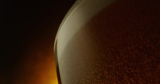 Glas Bier Mit Blasen Schwimmende Aufnahme Makro Mit Goldenem Hintergrund — Stockvideo