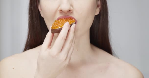 Όμορφη Γυναίκα Τρώει Μια Φέτα Ψωμί Artisan Κόκκινο Χαβιάρι Αφήνοντας — Αρχείο Βίντεο