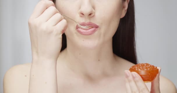 Vrouw Eten Kaviaar Met Een Zilveren Lepel Genying Taste Indoors — Stockvideo