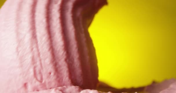 Παγωτό Φράουλα Ρίχνει Έξω Ένα Κίτρινο Φόντο Ένα Macro Shot — Αρχείο Βίντεο