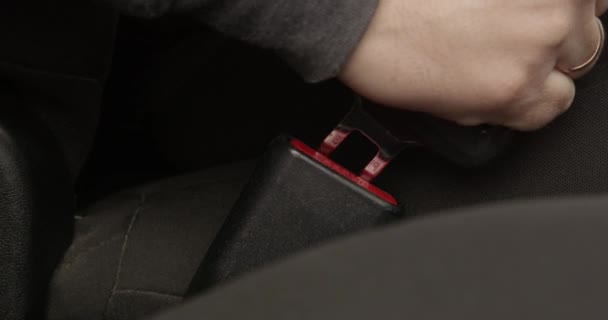 Hombre Sujetando Cinturón Seguridad Primer Plano Mano Bucked Unbuckled Sitting — Vídeos de Stock