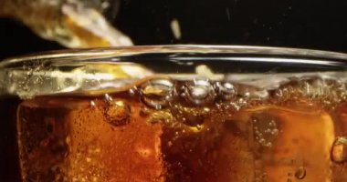 Tazeleyici Soda İçeceği Köpüklerle Doluyor Buz küplerinde yüzüyor Kırmızı üzerine siyah arka planlı bir Macro Shot