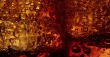 Kola ve buz küplerinin Macro 'su Kırmızıda bir kadehte