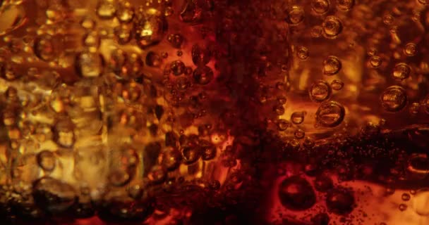 Macro Bolle Cola Cubetti Ghiaccio Bicchiere Girato Rosso — Video Stock