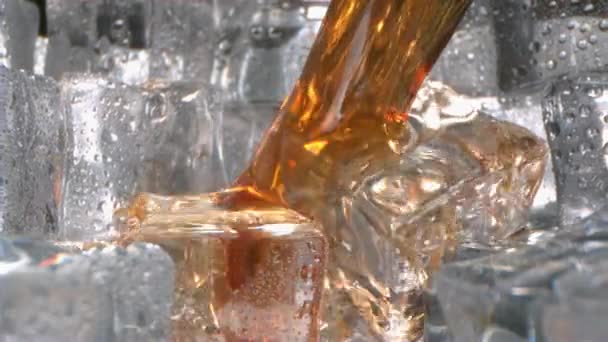 Brandy Whisky Salpicando Sobre Hielo Vaso Cámara Lenta — Vídeo de stock