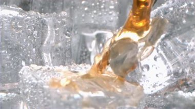 Konyak Alkol İçeceği Yüksek Hızda Buza Akıp Buza Dökülüyor