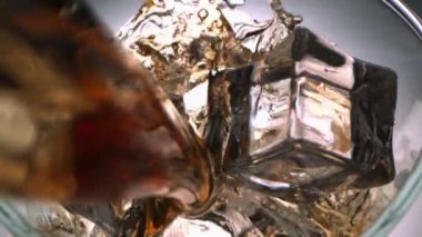 Viskinin Üstten Görünümü Bir Bardağın İçinden Bir Akış ve İçinde Buz Küpleri Kamera Dolli