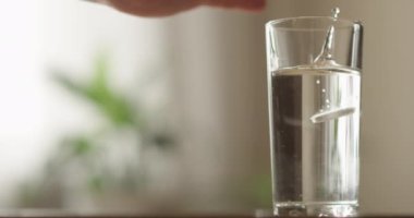 Çözülebilir Effervescent Aspirin Tableti Bardağa Düşürdü ve Fizzy Water 'da Çözüldü ve Kapalı Kapıda Baş Ağrısı İlacını Kapalı Bir Yeşil Bitkiyle Kapalı Kapıda Aldı Kırmızıya Vurulan Bir Sağlık Bakımı Kavramı