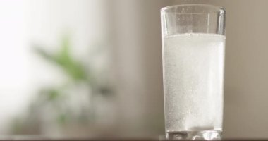 Fışkırtıcı Tablet, Fizz 'in Yeşil Santralle Kapalı Kapalı Bir Su Bardağında Çözülmesi ve Arkaplanda Bir Pencere Kırmızıda Bir Sağlık Bakımı Vuruşu Konsepti