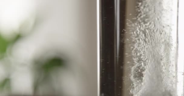 Close Fizzy Bubbles Headache Medicine Pill Dropped Glass Water Indoors — Vídeo de Stock